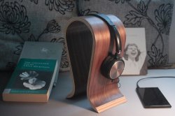Kopfhörer Stand (Headphones Holder) aus Holz für 32,85 € bei dx.com (inkl. Mehrwertsteuer und Versand)