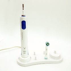 Zahnbürstenhalter für Oral-B Elektrozahnbürsten & 4 Zahnbürstenköpfe & Ladegerät für 6,99 € inkl. Versand mit Prime.
