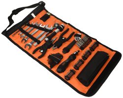 Amazon – Black+Decker Rolltasche mit Werkzeug, Taschenlampe, Schrauberklingen und Bits für 20,22€ (29,90€ PVG)