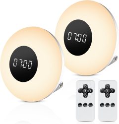 Amazon: 2er-Set One Fire Steckdosen Nachtlichter mit Uhr und Fernbedienung mit Gutschein für nur 10,79 Euro statt 17,99 Euro